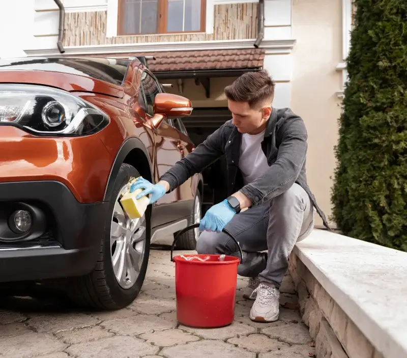 Lavage auto à domicile Manche : professionnel intervenant sur un véhicule